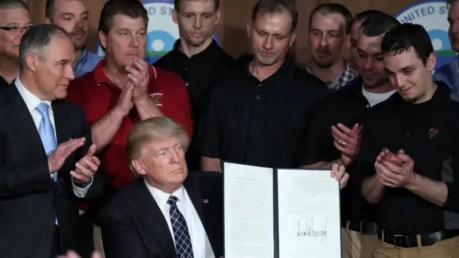 Trump kararnameyi imzalarken.