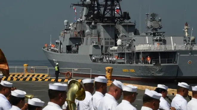 Tàu Admiral Tributs của hải quân Nga cập cảng Manila hôm 8/4/2019
