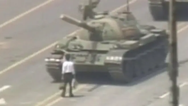 คนยืนประจันหน้ารถถัง