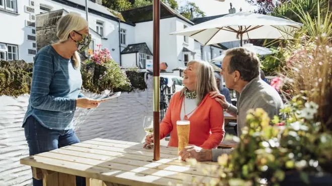 一对夫妇在啤酒花园里点饮料（资料照片）