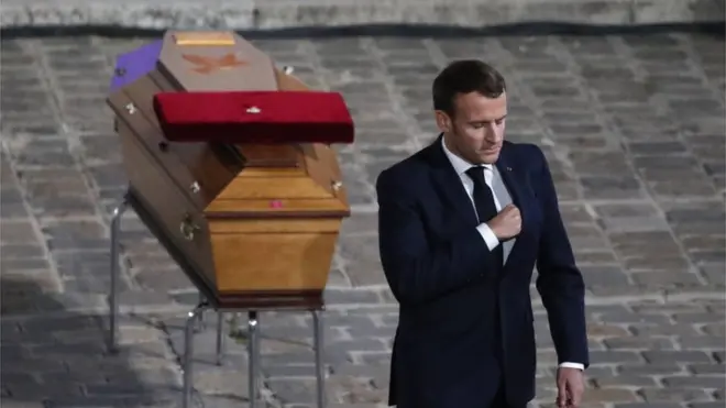 Macron le rindió homenaje a Samuel Paty, el profesor asesinado por mostrar caricaturas de Mahoma en una clase sobre libertad de expresión.