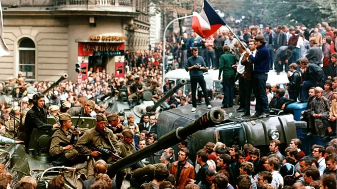 Радянські військові намагалися взяти під контроль чехословацьке радіо, в програмах якого засуджували вторгнення. На заваді їм стали демонстранти