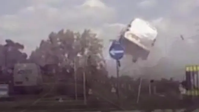 بالفيديو: شاحنة تطير بالهواء لعدة أمتار
