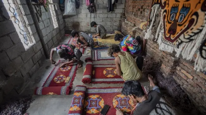 गलैँचा फ्याक्ट्रीमा कार्यरत कामदार