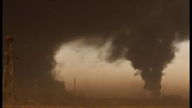 白い羊が黒く……ISが油井を燃やし一帯が油まみれ