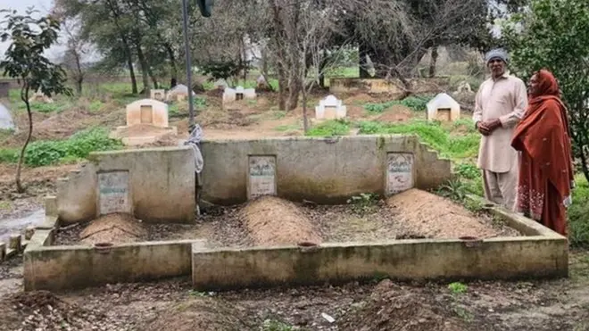 مسرت بی بی اپنے گھر کی چھت پر کھڑی قبرستان کی طرف دیکھتی ڈوپٹے سے آنکھیں پونچھتی ہیں