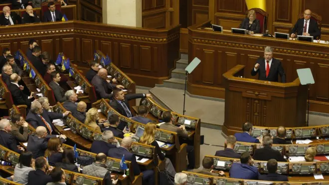 Ukrayna Parlamentosu sıkıyonetimi onayladı.