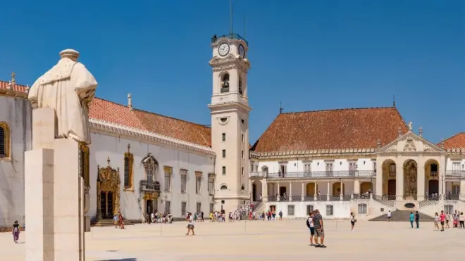 Torre da Universidadeganhar dinheiro com apostas desportivasCoimbra dianteganhar dinheiro com apostas desportivaspátio com pessoas caminhandoganhar dinheiro com apostas desportivasum diaganhar dinheiro com apostas desportivassol; há uma estátuaganhar dinheiro com apostas desportivascostas