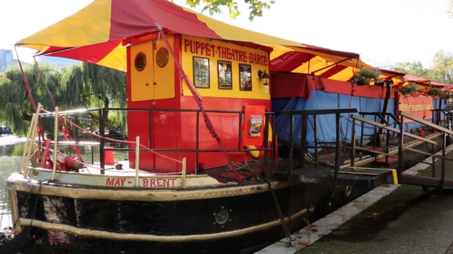 قارب مسرح بارج للعرائس