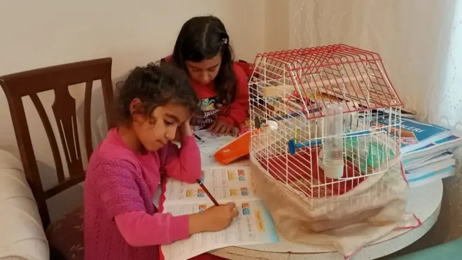Diyarbakır'da evlerinde ders çalışan çocuklar