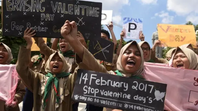 سورابایا، انڈونیشیا میں ویلنٹائن ڈے کے خلاف طلبہ کا مظاہرہ