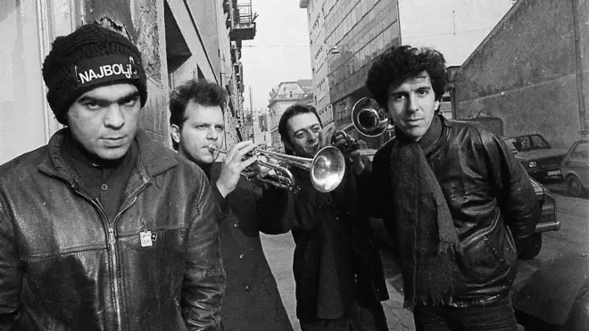 Disciplina kičme u sastavu Dušan Kojić Koja (prvi sleva), Nenad Krasavac Kele (prvi zdesna), Zoran Erkman Zerkman (drugi sleva, sa trubom) i Dedža (drugi zdesna, sa trubom) iz 1987.