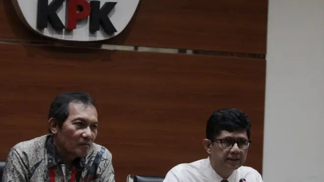 Wakil Ketua KPK, Laode M Syarif (kanan) dan Saut Situmorang (kiri) dalam jumpa pers tersangka baru kasus korupsi di Gedung KPK, Jakarta, Senin (10/6/2019). KPK menetapkan pengusaha Sjamsul Nursalim dan istri sebagai tersangka terkait kasus BLBI.