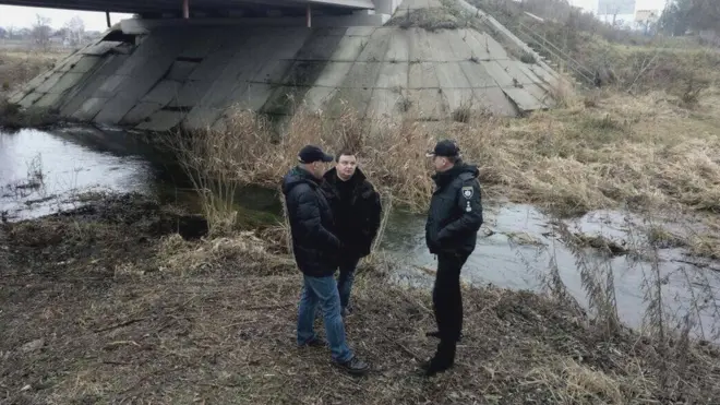 Юристка Ірина Ноздровська зникла наприкінці минулого року, а згодом її тіло виявили у річці в селі, де вона жила. На фото - керівництво поліції на місці, де виявили тіло жінки