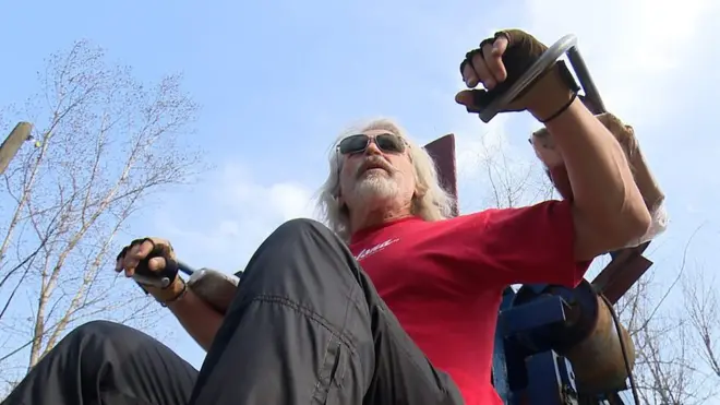 Олесь Срибный занимается спортом на улице, несмотря на пандемию коронавируса.