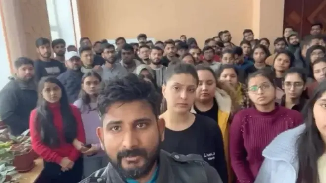 رات کے وقت طلباء کو بنکروں میں رہنا پڑتا ہے