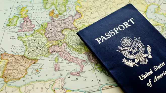 Американский паспорт на фоне карты Европы