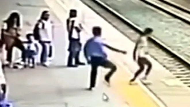 بالفيديو: عامل محطة ينقذ فتاة من الانتحار