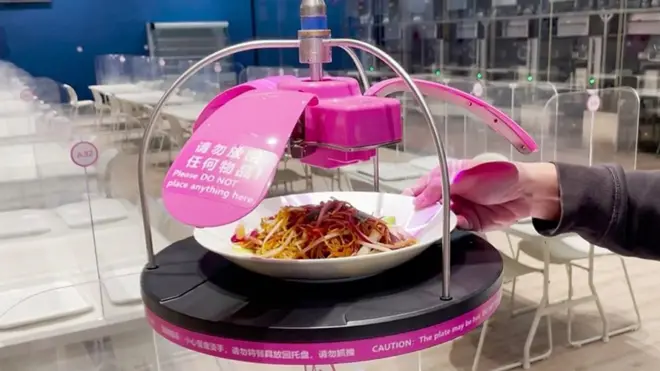 Робот в столовой олимпийского пресс-центра