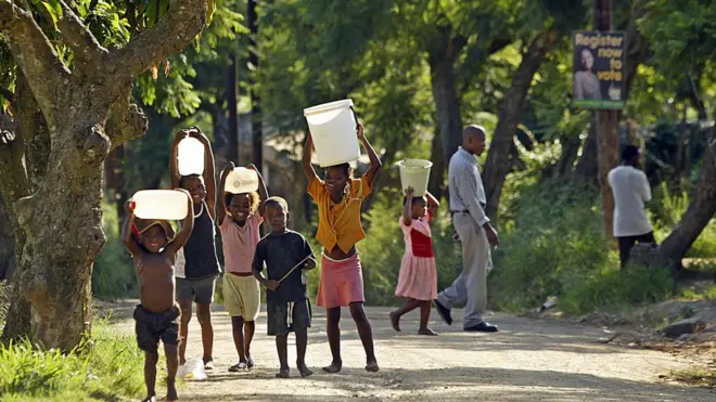 Des enfants qui vont à la recherche de l'eau en Afrique du Sud