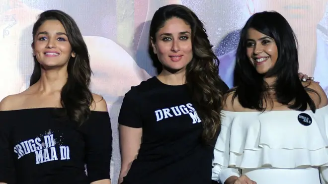 یہاں دائیں سے بائيں ایکتا کپور، کرینہ کپور اور عالیہ بھٹ کو دیکھا جا سکتا ہے