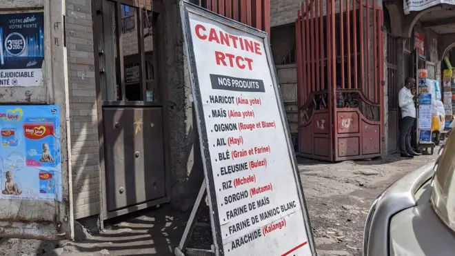 Une pancarte devant la cantine de la radio communautaire RTCT à Goma