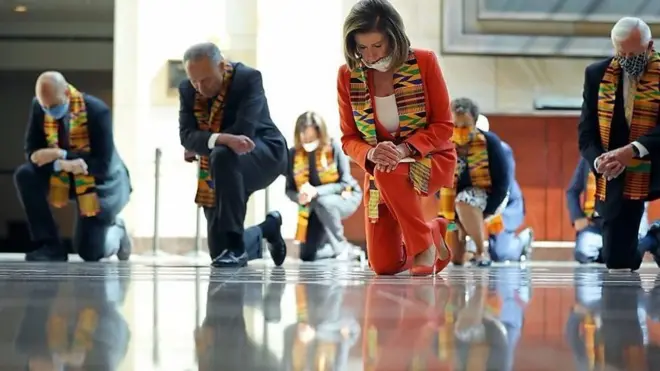 لمدة ٩ دقائق، ديمقراطيون بارزون يركعون لتأبين جورج فلويد