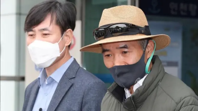 북한군 피격으로 숨진 해양수산부 서해어업관리단 소속 이모씨의 친형 이래진씨와 하태경 국민의힘 의원이 지난해 10월 21일 인천연안여객터미널에서 기자회견을 하고 있다