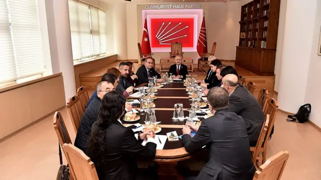 CHp lideri Kemal Kılıçdaroğlu ve gazeteciler
