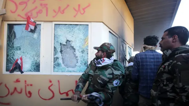 مجموعات غاضبة من الحشد الشعبي تهاجم السفارة الأمريكية في بغداد