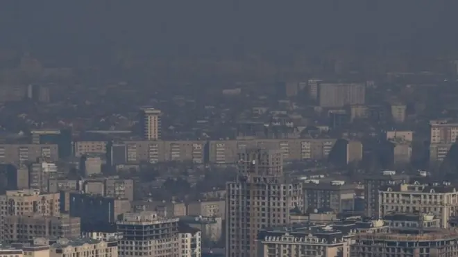 Жылытуу сезонунда Бишкекти кара түтүн каптайт. 29-январь, 2019-жылдагы сүрөт