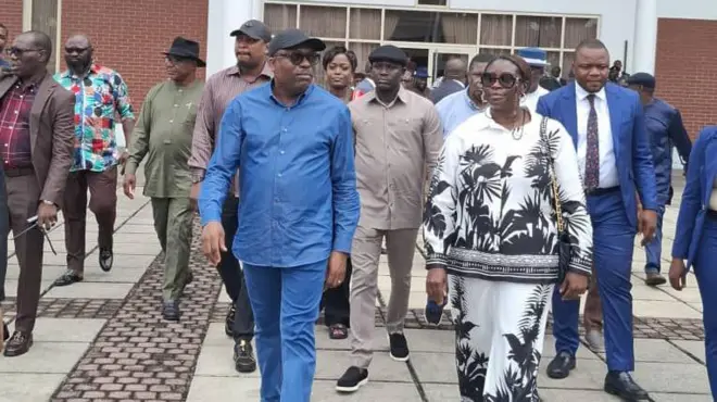 Gomina Fubara ati awọn isọmọgbe rẹ n rin jade lati papakọ ọkọ ofurufu ilu Port Harcourt