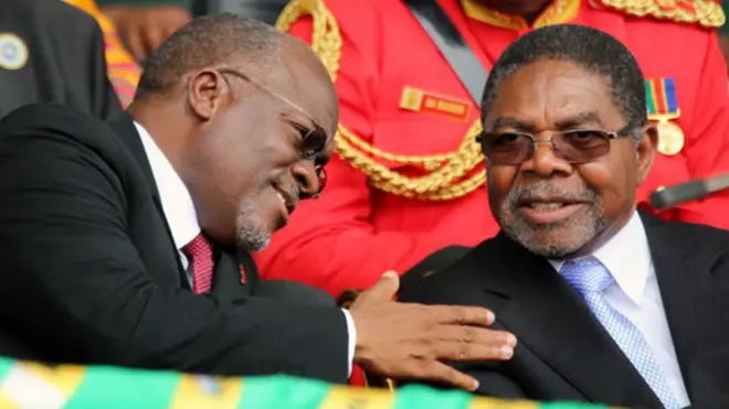 Rais wa Jamhuri ya Muungano wa Tanzania Dkt. John Pombe Magufuli, akiteta jambo na Rais wa Zanzibar na Menyekiti wa baraza la Mapinduzi Dk Ali Mohamed Shein