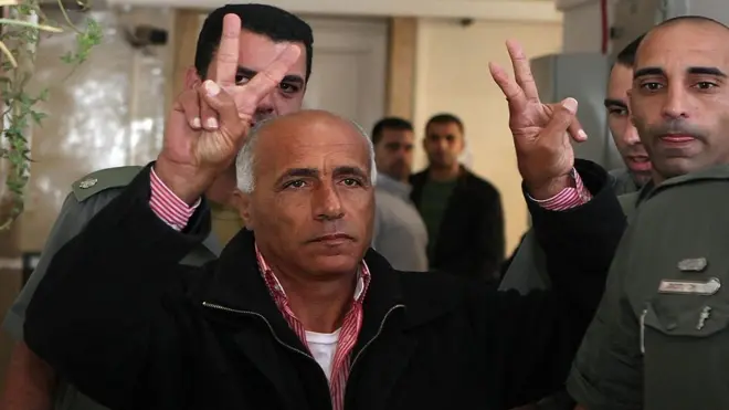 بعد إنهائه الخدمة العسكرية التحق فعنونو بالعمل في مفاعل ديمونة كمتدرب