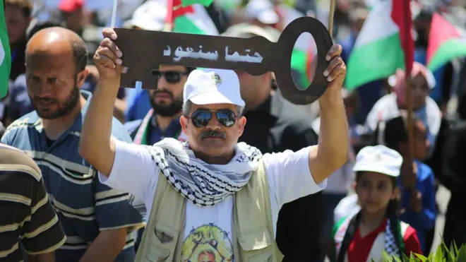 شارك آلاف الفلسطينيين اليوم في تظاهرة قبالة مكتب الأمم المتحدة بغزة لاحياء ذكرى "النكبة".