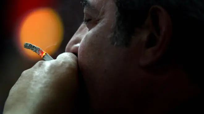 رجل يدخن سيجارة