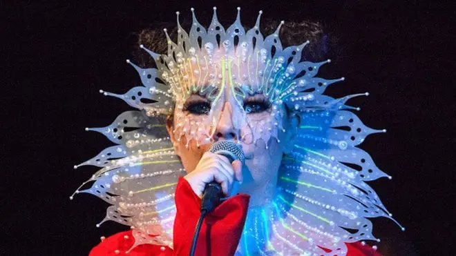 За словами Бйорк, жінкам у музиці дозволено співати лише про любов і стосунки