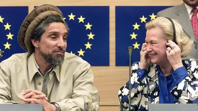 نیکول فانتین، رئیس پیشین پارلمان اتحادیه اروپا با احمد شاه مسعود، فرمانده ائتلاف ضد طالبان در پارلمان اروپا در سال 2001