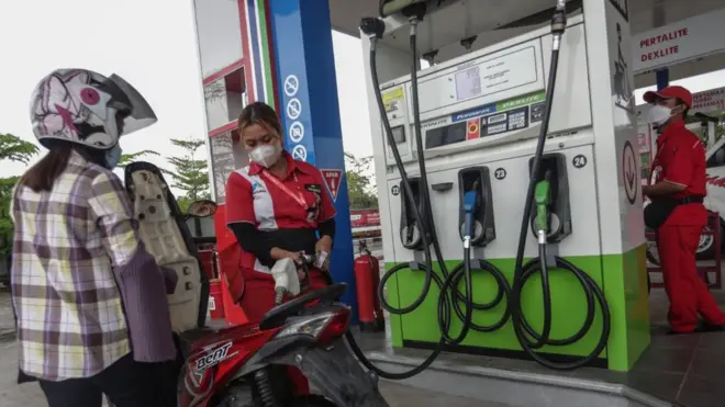 Petugas mengisi bahan bakar minyak (BBM) jenis Pertalite ke sepeda motor konsumen di SPBU Yos Sudarso, Palangkaraya, Kalimantan Tengah, Selasa (5/4/2022)