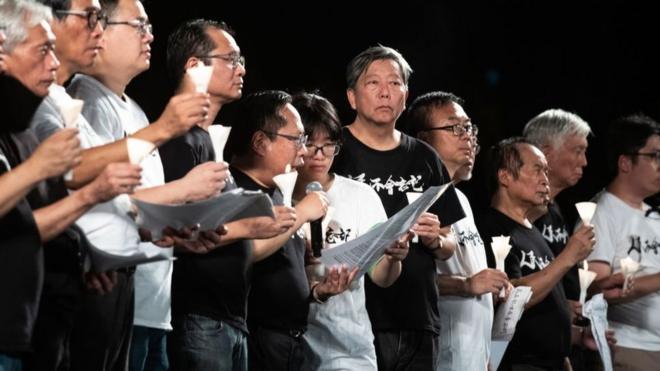 Chou Hang Tung (nữ, đeo kính) cùng các nhà hoạt động dân chủ phát biểu tại buổi lễ tưởng niệm hôm 4/6/2019