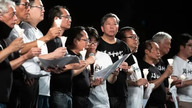 Chou Hang Tung (nữ, chính giữa) cùng các nhà hoạt động dân chủ phát biểu tại buổi lễ tưởng niệm hôm 4/6/2019