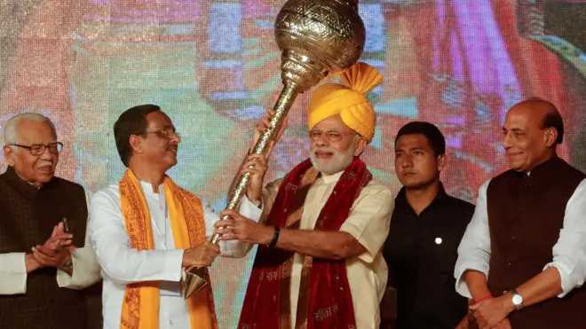 جے این یو میں نریندر مودی اور امت شاہ کے پتلے جلائے گئِ