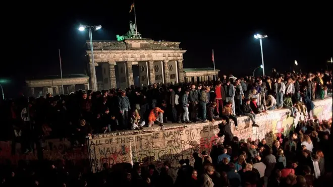 Hàng ngàn người dân Đông Đức trèo lên Bức tường Berlin, đoạn gần cổng thành Brandenburg hôm 11/11/1989