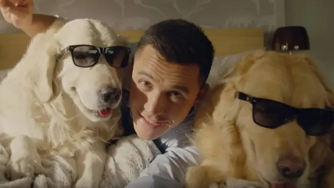 Alexis Sánchez es junto a sus perros la imagen de la compañía de alimentos caninos Master Dog en Chile.