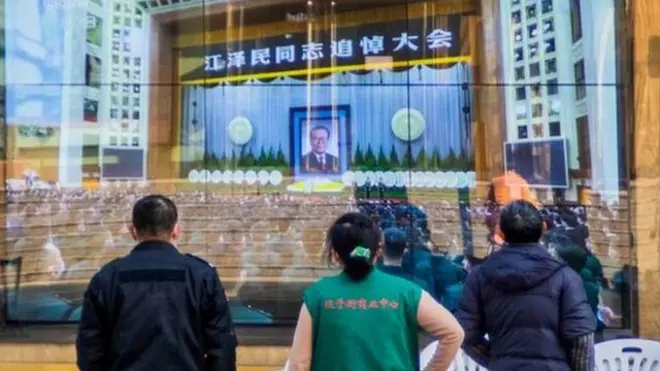 江蘇泰州民眾通過電視收看江澤民追悼會。