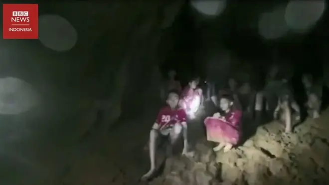 Tim sepak bola yang hilang dalam gua di Thailand, ditemukan selamat