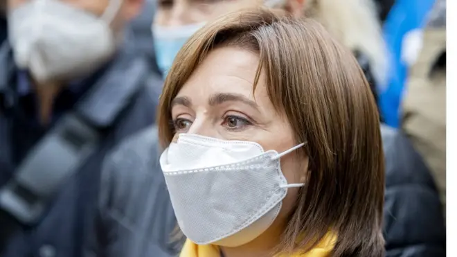 Санду считается прозападным политиком. Москва пока не отреагировала на ее победу