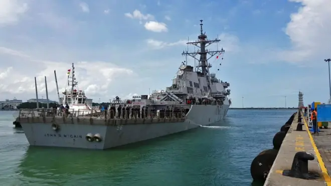 Tàu khu trục USS John S. McCain của Mỹ
