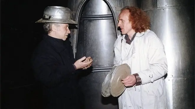 Илья Кабаков и Владимир Тарасов. Перформанс "Ольга Георгиевна, у вас кипит". Музей Прато, Флоренция, апрель 1990 г.