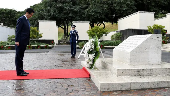 安倍晋三在夏威夷美国太平洋国家纪念公墓向纪念碑鞠躬(26/11/2016)